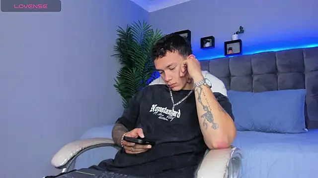 Snapshot of Thomas_moon chatting on 03-28-26, 01:33 Thomas moon online show from 03-28-26, 01:33