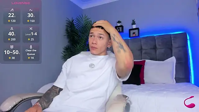 Snapshot of Thomas_moon chatting on 04-01-26, 01:23 Thomas moon online show from 04-01-26, 01:23