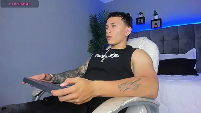 Snapshot of Thomas_moon chatting on 04-04-26, 01:41 Thomas moon online show from 04-04-26, 01:41