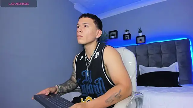 Snapshot of Thomas_moon chatting on 04-06-26, 11:55 Thomas moon online show from 04-06-26, 11:55