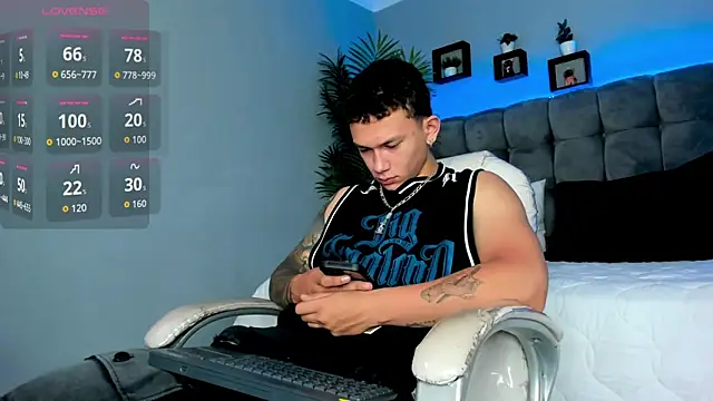 Snapshot of Thomas_moon chatting on 04-10-26, 01:05 Thomas moon online show from 04-10-26, 01:05