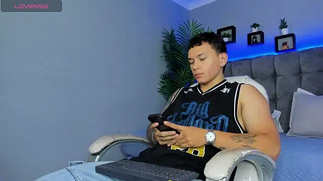 Snapshot of Thomas_moon chatting on 04-14-26, 01:06 Thomas moon online show from 04-14-26, 01:06