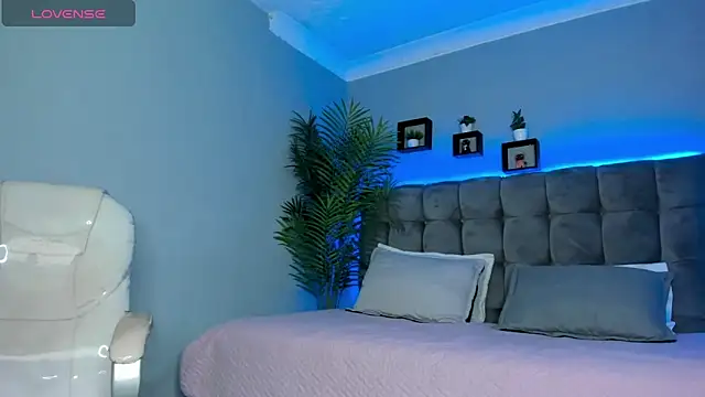 Snapshot of Thomas_moon chatting on 04-15-26, 12:56 Thomas moon online show from 04-15-26, 12:56