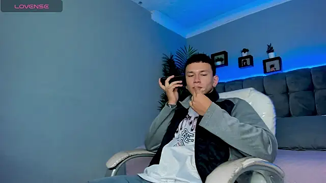 Snapshot of Thomas_moon chatting on 04-16-26, 02:29 Thomas moon online show from 04-16-26, 02:29