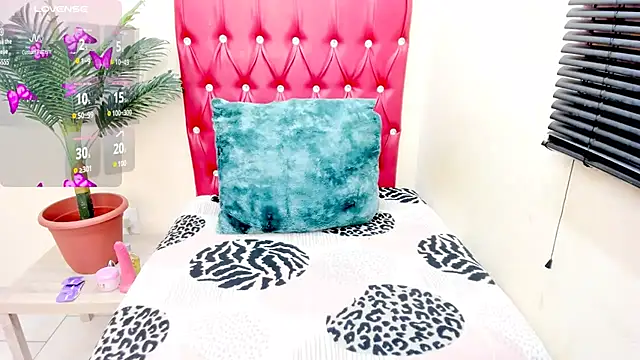 Strawberry Lips online show from 10-15-25, 04:23