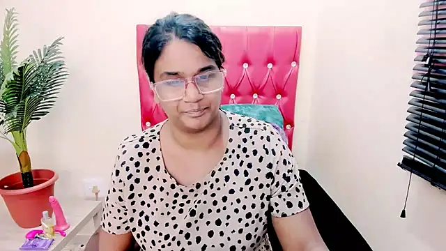 Strawberry Lips online show from 11-18-25, 04:28