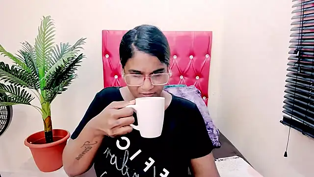 Strawberry Lips online show from 11-19-25, 06:02