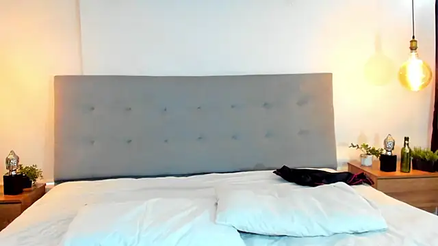 Luna Claire online show from 10-25-25, 03:40