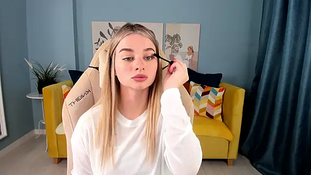 Snapshot of SweetyLicky chatting on 10-19-25, 04:07 SweetyLicky online show from 10-19-25, 04:07