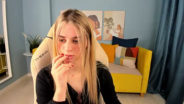 Snapshot of SweetyLicky chatting on 10-21-25, 04:51 SweetyLicky online show from 10-21-25, 04:51