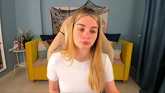 Snapshot of SweetyLicky chatting on 10-27-25, 04:00 SweetyLicky online show from 10-27-25, 04:00