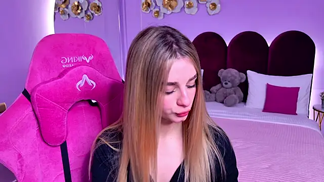 Snapshot of SweetyLicky chatting on 11-13-25, 04:17 SweetyLicky online show from 11-13-25, 04:17