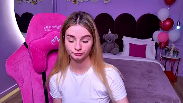 Snapshot of SweetyLicky chatting on 11-19-25, 04:07 SweetyLicky online show from 11-19-25, 04:07