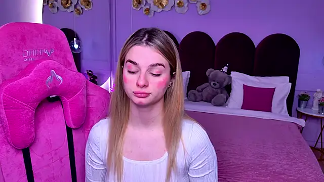 Snapshot of SweetyLicky chatting on 11-25-25, 04:18 SweetyLicky online show from 11-25-25, 04:18