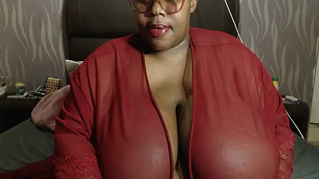 Snapshot of BoobsQueen46K chatting on 10-31-25, 06:42 BoobsQueen46K online show from 10-31-25, 06:42