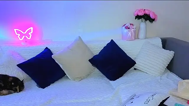 Bella Hillss online show from 10-11-25, 06:28