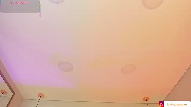 Viollet xoxo online show from 10-17-25, 08:22