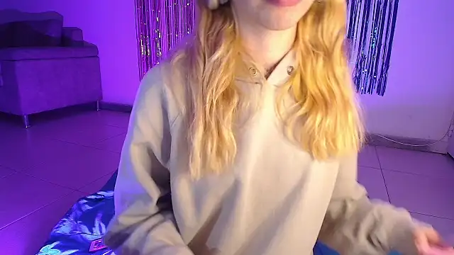 Snapshot of Alina_Lee_t chatting on 10-16-25, 02:34 Alina Lee t online show from 10-16-25, 02:34