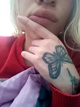 Snapshot of Alina_Lee_t chatting on 10-19-25, 01:34 Alina Lee t online show from 10-19-25, 01:34