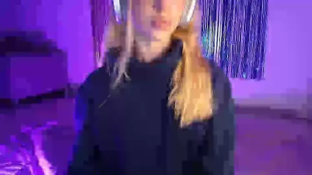 Snapshot of Alina_Lee_t chatting on 10-22-25, 02:23 Alina Lee t online show from 10-22-25, 02:23