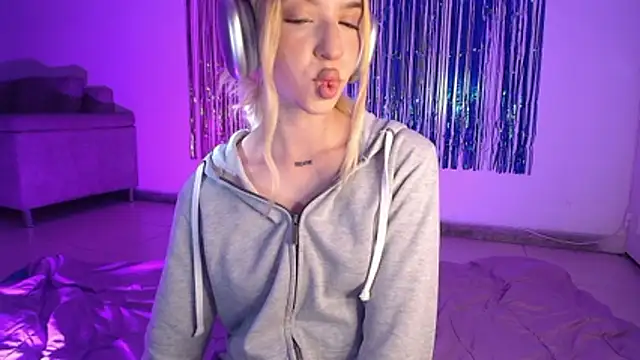 Snapshot of Alina_Lee_t chatting on 10-26-25, 10:47 Alina Lee t online show from 10-26-25, 10:47