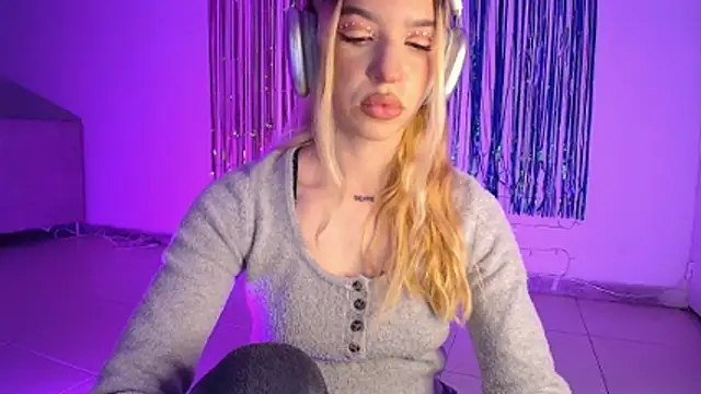 Snapshot of Alina_Lee_t chatting on 10-29-25, 02:36 Alina Lee t online show from 10-29-25, 02:36