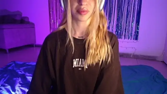 Snapshot of Alina_Lee_t chatting on 10-31-25, 02:45 Alina Lee t online show from 10-31-25, 02:45