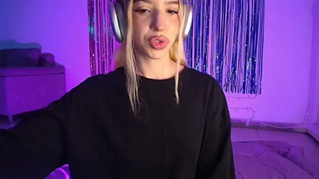 Snapshot of Alina_Lee_t chatting on 11-09-25, 01:26 Alina Lee t online show from 11-09-25, 01:26