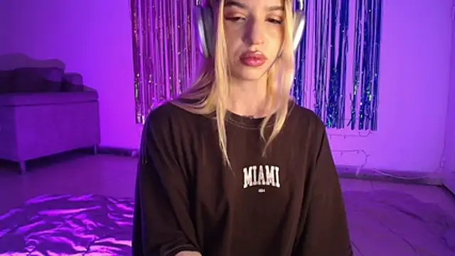 Snapshot of Alina_Lee_t chatting on 11-11-25, 02:11 Alina Lee t online show from 11-11-25, 02:11