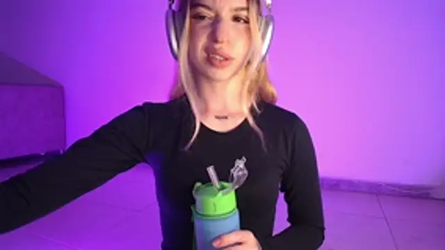 Snapshot of Alina_Lee_t chatting on 11-13-25, 01:59 Alina Lee t online show from 11-13-25, 01:59