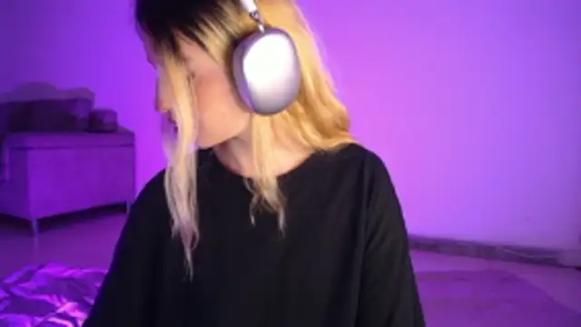 Snapshot of Alina_Lee_t chatting on 11-15-25, 03:37 Alina Lee t online show from 11-15-25, 03:37