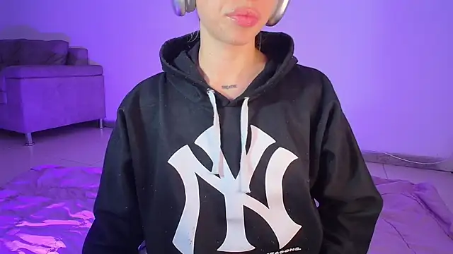 Snapshot of Alina_Lee_t chatting on 11-20-25, 02:12 Alina Lee t online show from 11-20-25, 02:12