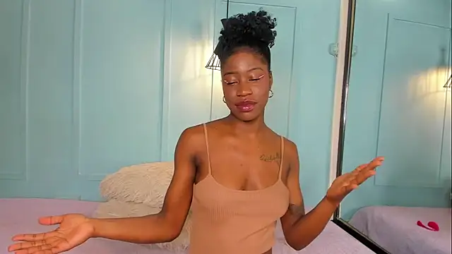 Snapshot of MichellePose chatting on 11-13-25, 12:37 MichellePose online show from 11-13-25, 12:37