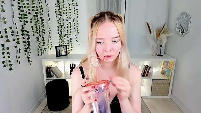 BellaMontgomery online show from 11-02-25, 09:39