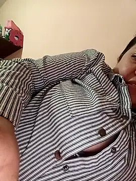 Snapshot of Caroomoom27 chatting on 11-26-25, 03:18 Caroomoom27 online show from 11-26-25, 03:18