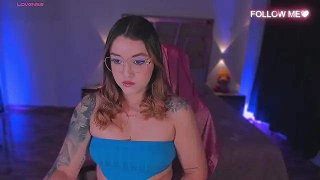 lunaarose online show from 12-05-25, 12:52