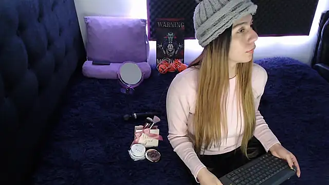 karlamoon23 online show from 10-11-25, 01:05