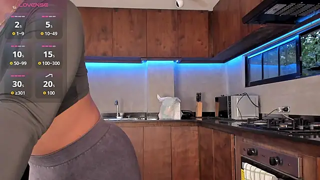 Snapshot of alisonn_moon chatting on 10-17-25, 10:45 alisonn moon online show from 10-17-25, 10:45