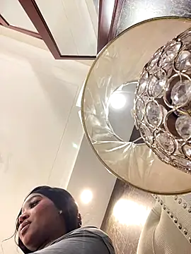 Snapshot of alisonn_moon chatting on 10-23-25, 10:19 alisonn moon online show from 10-23-25, 10:19