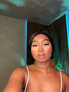 Snapshot of alisonn_moon chatting on 10-26-25, 01:00 alisonn moon online show from 10-26-25, 01:00