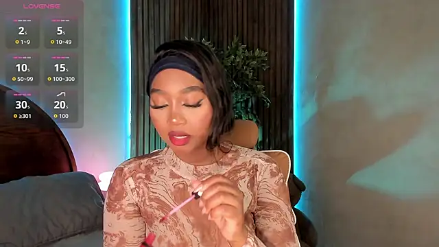 Snapshot of alisonn_moon chatting on 10-29-25, 10:22 alisonn moon online show from 10-29-25, 10:22