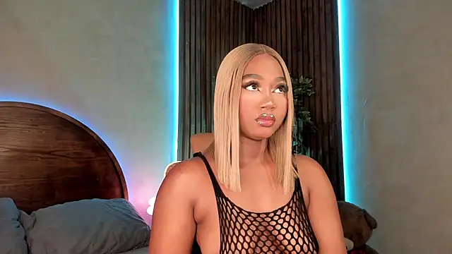 Snapshot of alisonn_moon chatting on 11-18-25, 10:47 alisonn moon online show from 11-18-25, 10:47