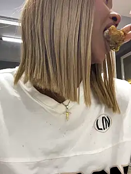 Snapshot of alisonn_moon chatting on 11-22-25, 12:42 alisonn moon online show from 11-22-25, 12:42