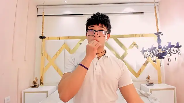 Snapshot of Valentin0_3 chatting on 10-25-25, 11:40 Valentin0 3 online show from 10-25-25, 11:40