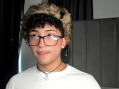 Snapshot of Valentin0_3 chatting on 10-26-25, 07:53 Valentin0 3 online show from 10-26-25, 07:53