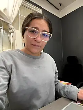 Snapshot of Alyha_Cortes chatting on 01-17-26, 01:05 Alyha Cortes online show from 01-17-26, 01:05