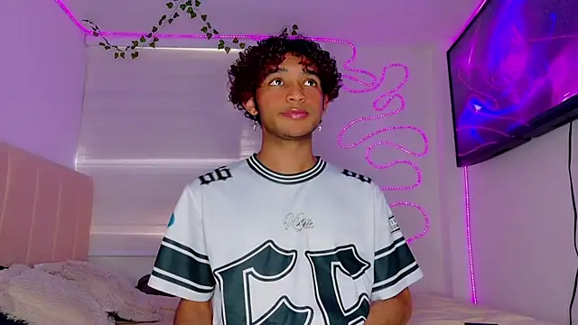 Snapshot of Aaron_Wiinter chatting on 09-09-25, 08:41 Aaron Wiinter online show from 09-09-25, 08:41