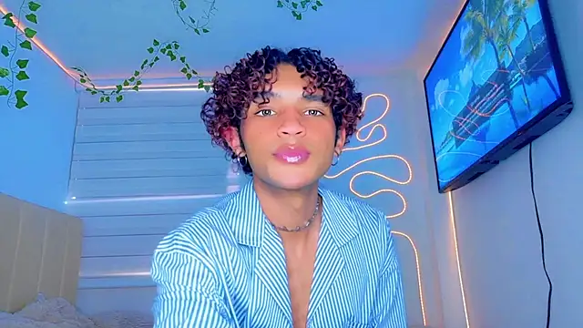 Snapshot of Aaron_Wiinter chatting on 10-24-25, 08:38 Aaron Wiinter online show from 10-24-25, 08:38