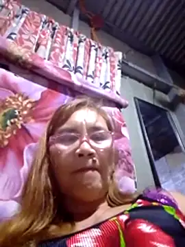 Snapshot of SexyHottMom chatting on 10-18-25, 01:34 SexyHottMom online show from 10-18-25, 01:34