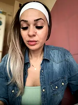 iSelena online show from 11-13-25, 05:50